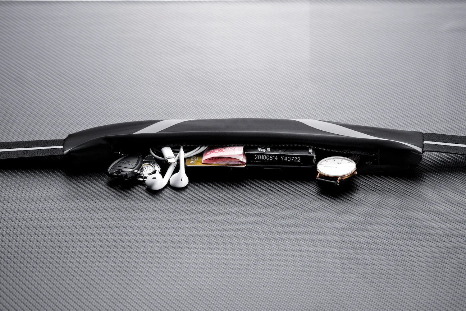 Water‑Resistant Running Belt with Reflective Strip