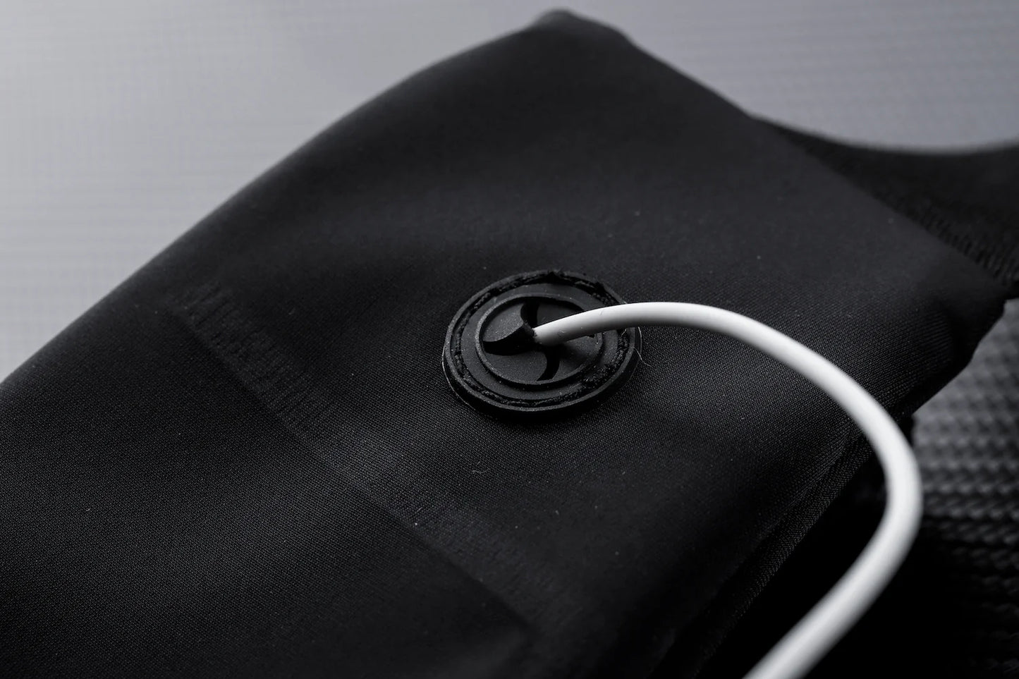 Water‑Resistant Running Belt with Reflective Strip