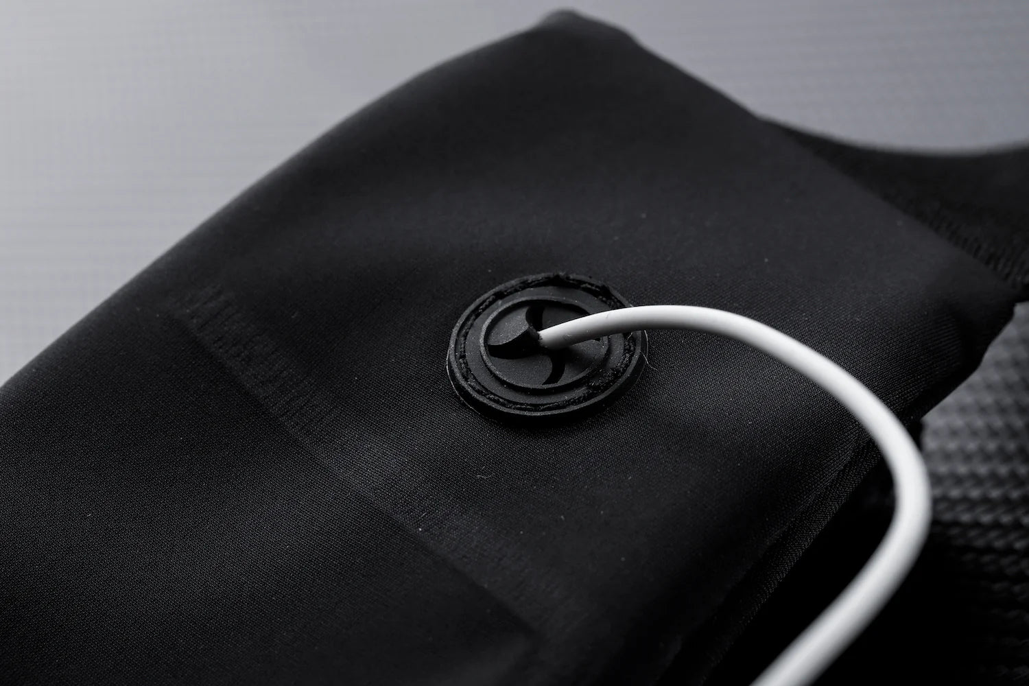 Water‑Resistant Running Belt with Reflective Strip